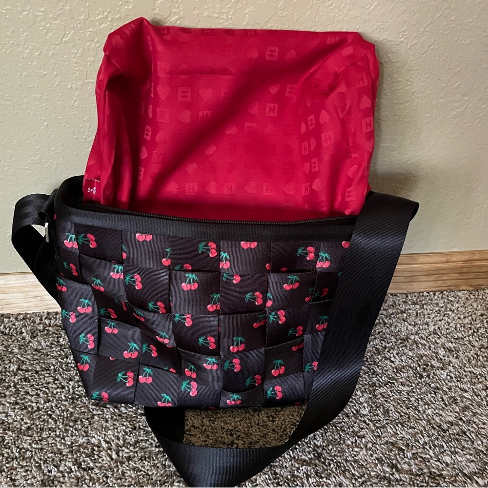 Harveys Cherry Messenger - Picture 7 of 7
